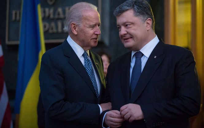 Байден призвал Порошенко избегать роста напряженности с РФ